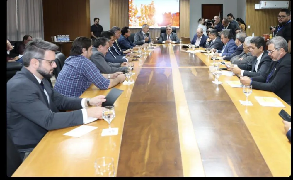 Governador em exercício, Laurez Moreira, apresenta situação fiscal do Estado aos deputados 