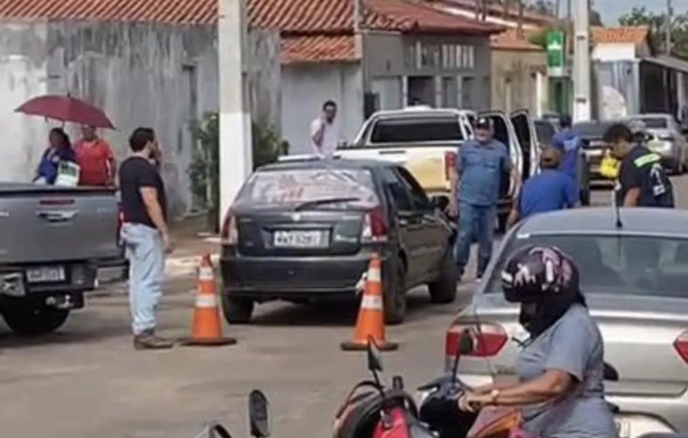 Prefeito de Araguatins tenta barrar blitz do DETRAN e provoca confusão no centro da cidade